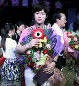 组图：李天一秀爱车照 全家幸福镜头盘点