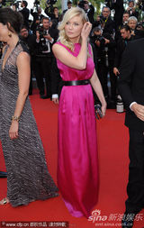 组图：邓斯特戛纳走秀紫红裙装简约亲切