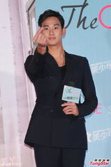 组图：金秀贤感动粉丝冒雨支持 望与周星驰见面