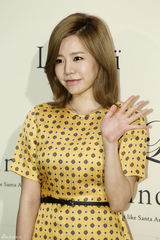 独家高清：张根硕撑品牌活动 少女时代允儿清纯