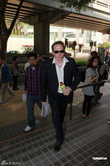 杜丽莎被告拖欠工资 其夫到庭应讯双方未达成和解