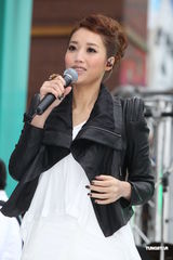 组图：A-Lin签唱会人气爆棚 自曝爱情事业两得意