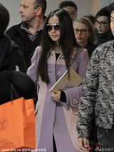 组图：baby紫粉拼色衣时尚俏丽 大方任拍心情靓