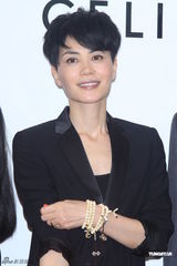 组图：王菲全黑套装亮相台北 十分钟快闪离场