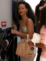 组图：蕾哈娜比基尼搭配镂空裙现身法国