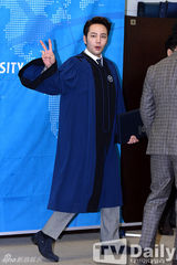 组图：张根硕丁一宇大学毕业获颁功劳奖