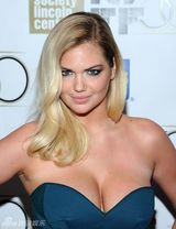 组图：超模阿普顿低胸晚装丰胸诱人