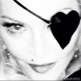 组图：55岁麦当娜携男友庆生 穿着豪放姿势撩人