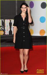 组图：打雷姐侧发长辫气质足 与男友接吻秀恩爱