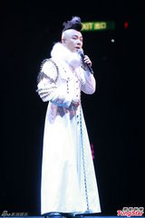 组图：big4开演唱会发红封包 互曝成员糗事