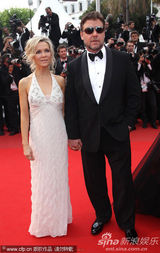 幻灯图集：开幕片男主角拉塞尔-克洛和老婆甜蜜牵手