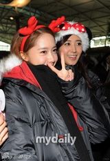 组图：少女时代集体着可爱圣诞装扮赴日宣传