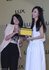 组图：张静初代言活动秀飘逸长发  白裙甜美小清新