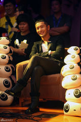 组图：黄晓明庆生首推微博直播 许愿关注慈善    