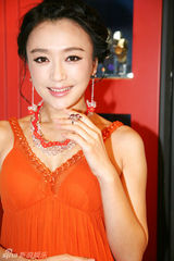 组图：秦岚橙色长裙秀东方美 璀璨水晶衬优雅气质