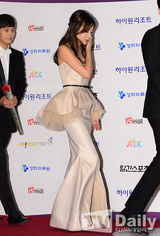 组图：金雅中妩媚长裙现身 吴尚真朱元护花