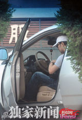 组图：汪峰与神秘女孩现身汽车4S店