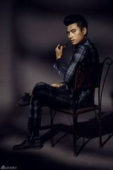 组图：陈龙诙谐演绎复古潮流 叼烟斗秀鬼马表情