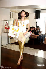 高清图：王心凌短裙走秀 大摆可爱姿势展青春活力