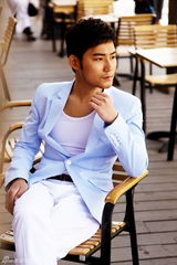 组图：高凯元拍夏日时尚大片 显男人绅士与性感