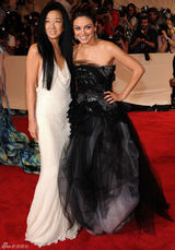 高清组图：纽约大都会庆典 米拉-库尼斯秀黑色纱裙