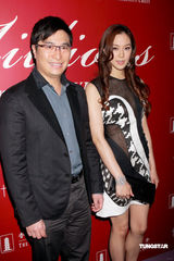 高清：徐子淇优雅现身 与李家诚十指相扣秀恩爱