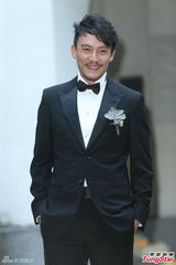 组图：张震大婚献吻娇妻 亲手为新娘提裙摆