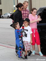 幻灯图：贝克汉姆儿子5岁生日派对 小家伙变奥特曼