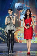 组图：刘亦菲咖啡误泼导演陈嘉上 尴尬道歉卖萌