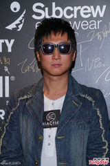 组图：李璨琛出席品牌活动 关楚耀洪天明同场