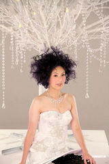 高清图：杨千嬅爆炸头闪亮登场 演唱会穿婚纱礼服