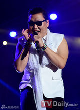 组图：鸟叔Psy再度现身 参加《平泽音乐庆典》