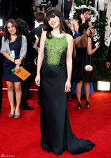 高清图：金球奖红毯佐伊-丹斯切尔绿色礼服亮相