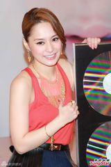 组图：阿娇(钟欣桐)《桐花》专辑祝捷会上欣喜落泪