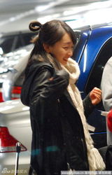 组图：周冬雨无明星架子自提行李 张艺谋副导亲护驾