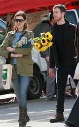 幻灯：安妮-海瑟薇和三流演员新男友当街亲吻