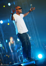 组图：张震岳北京演唱会秀胸肌穿短裙