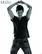 组图：冯绍峰半裸露背秀肌肉 拍大片宣传《鸿门宴》