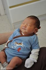 组图：连凯荣升当爸爸 妻子美国剖腹诞6斤重男婴