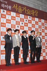 高清组图：f(x)SHINee等闪耀首尔歌谣大奖红毯