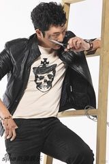 组图：涂松岩最新封面魅惑曝光 诠释优品男另类魅力