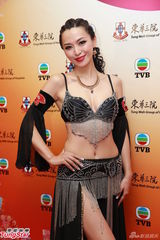 组图：《欢乐满东华2012》落幕 那英西装助阵