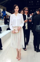 高清图：吴佩慈淡雅看秀 透视裙吸引眼球