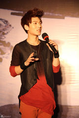 组图：陈翔新唱片发布会现场跪地为母亲洗脚