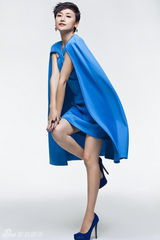 组图：傅淼蓝色装扮拍熟女写真 眼神淡定