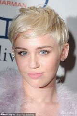 组图：麦莉格莱美派对清新风 收敛性感变俏皮