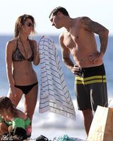 组图：性感宝贝三点式海边度假 戏水抖奶心情佳