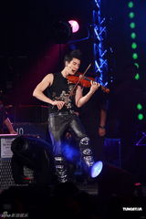 组图：王力宏开唱战袍驾坦克 与伴舞玩暧昧