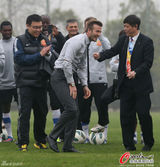 高清组图：小贝表演任意球意外摔倒