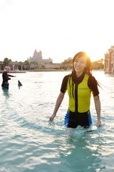 组图：张静初与海豚水中共舞 亲密接吻羡煞旁人